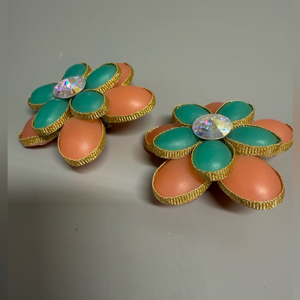 Vintage Elegant Floral clip on Earrings in Teal and Coral - Picture 5 of 9